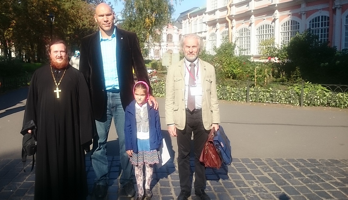 На фото: прот. Арсений Вилков, гость Конференции депутат Госдумы РФ Николай Валуев и проф. А.Л. Дворкин