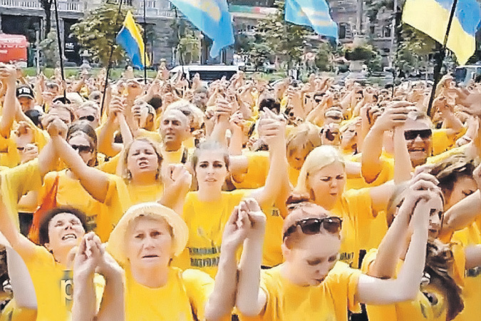 Люди словно заколдованные славили новую киевскую власть. Фото: youtube.com