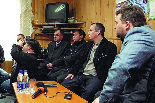 Алексея Смирнова (второй слева) поддерживали и региональные власти. © / Правительство Кировской области  