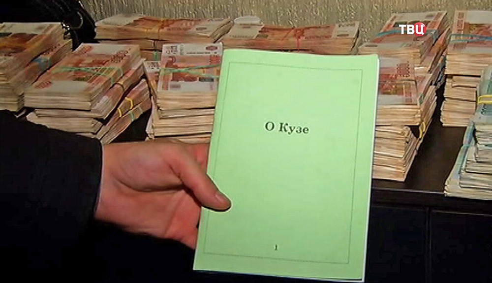 Полиция проводит обыск в доме руководителя секты "бога Кузи". Фото: ТВ Центр