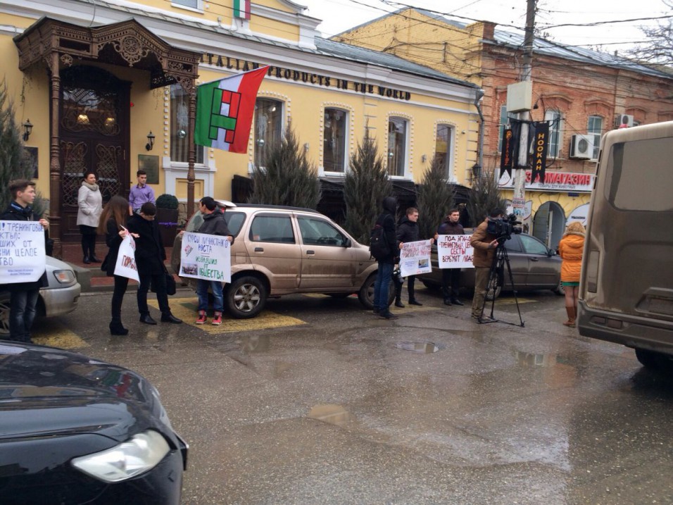 В Астрахани прошли одиночные пикеты против работы тренингового центра «Игра жизни»
