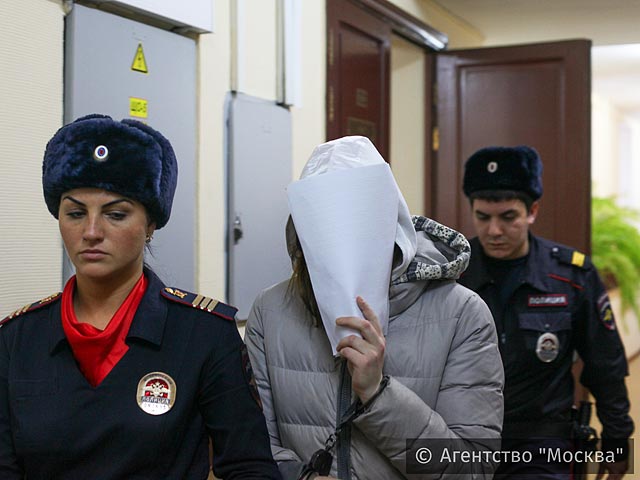 При этом, согласно материалам дела, в ходе допроса девушка признала свою вину. Мосгорсуд признал ее арест законным