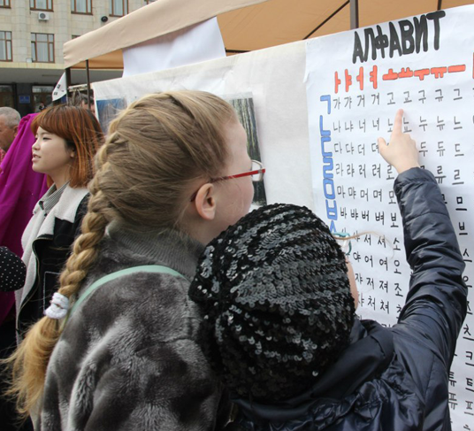 Жителей Житомира вербуют в корейскую секту