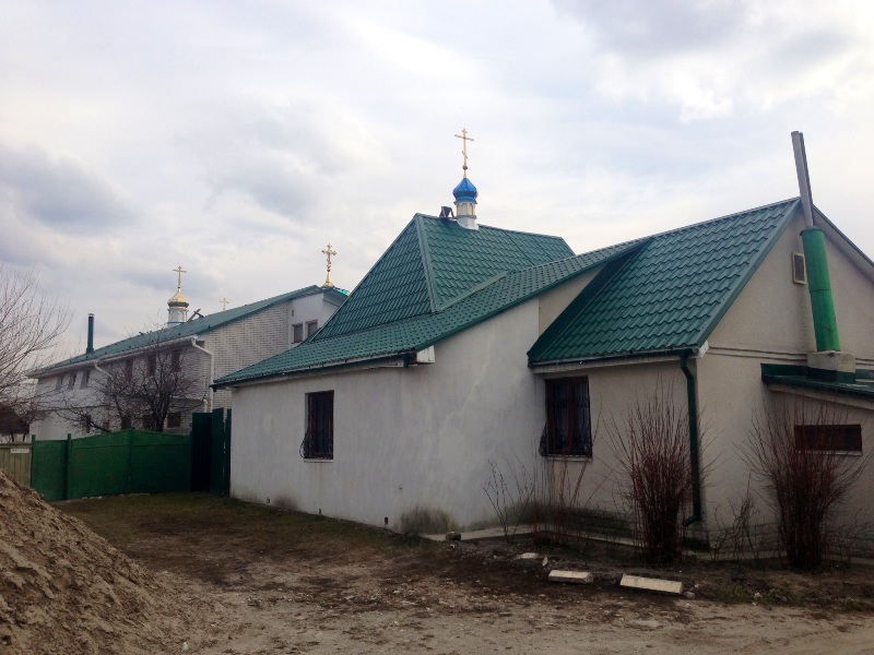 Вид со стороны дороги на "жилые" корпуса