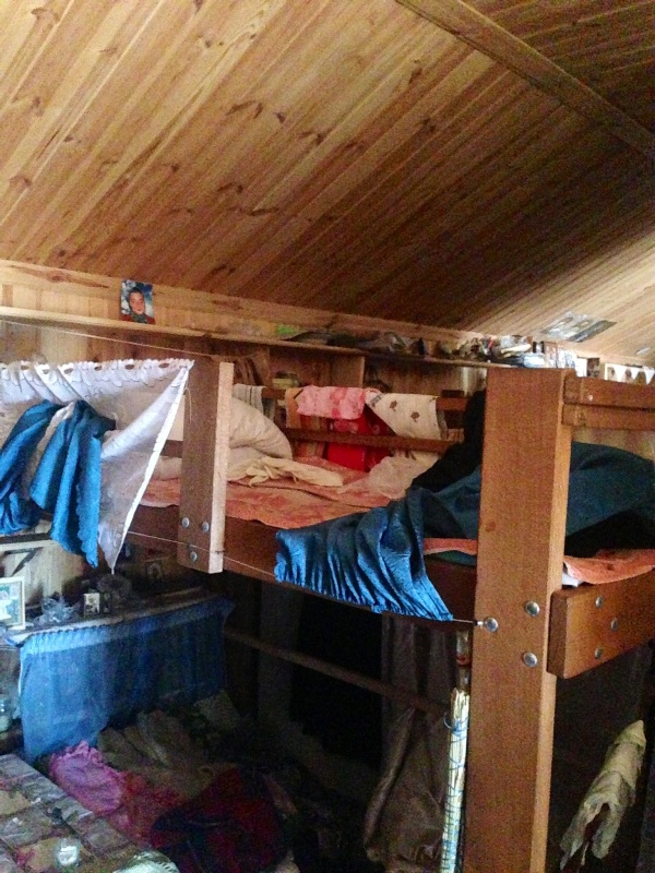 Все спальные места в бараках отделены шторами и занавесками
