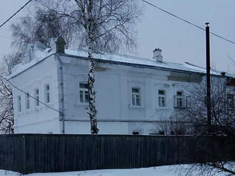 Барская усадьба, где располагалась ранее школа, теперь принадлежит членам общины.