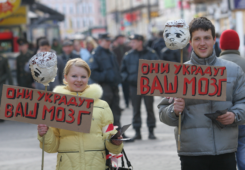 Акция у офиса сайентологического центра в Ленинградской области. Фото: Александр Дроздов / ИНТЕРПРЕСС / ТАСС
