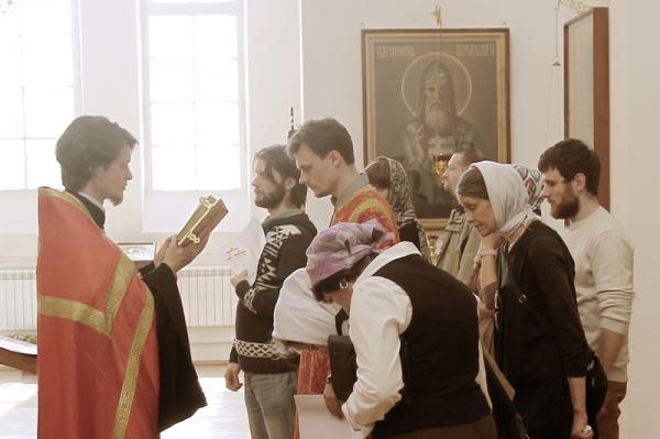 Молебен об отошедших от православной веры отслужили в храме святителя Петра