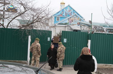 Бортничи. После ареста милицией скандального священника его «прихожане» дежурили у забора 