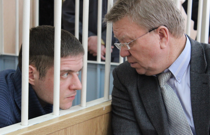 Степан Комаров (слева) и его адвокат Юрий Хщенович в суде Южно-Сахалинска                                                                        Фото: ТАСС, Анастасия Загуменская