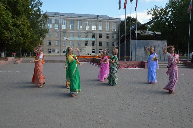 В год 70-летия Великой Победы в Туле кришнаиты устроили культовые пляски возле памятника защитникам отечества в Великой Отечественной Войне