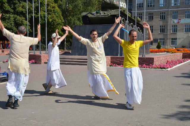 В год 70-летия Великой Победы в Туле кришнаиты устроили культовые пляски возле памятника защитникам отечества в Великой Отечественной Войне
