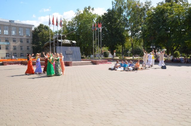 В год 70-летия Великой Победы в Туле кришнаиты устроили культовые пляски возле памятника защитникам отечества в Великой Отечественной Войне