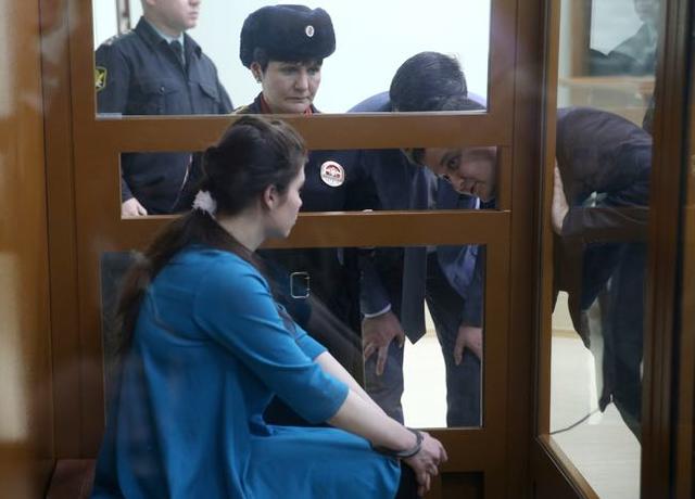 Варвара Караулова и ее адвокат Сергей Бадамшин (справа) перед оглашением приговора, 22 декабря 2016 года. Фото: Дмитрий Серебряков / ТАСС / Scanpix / LETA