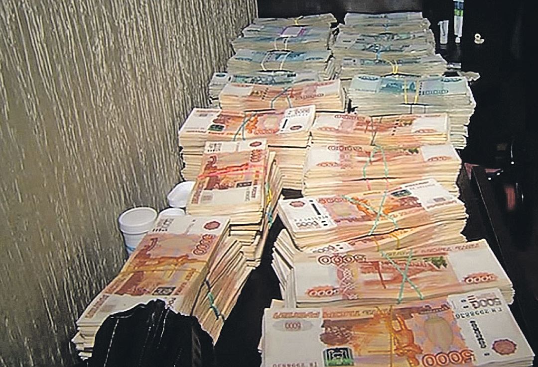 Пачками денег в доме «гуру» были забиты все шкафы. Оперативня съемка