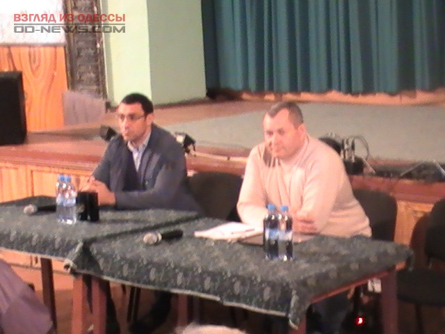 Местные жители потребовали немедленно приостановить строительство молитвенного дома Свидетелей Иеговы и проверить, соответствуют ли действующему законодательству документы, которыми апеллирует религиозная организация? Они также потребовали от местных властей если и выдавать разрешение на строительство, то после обсуждения на собрании громады или местного референдума.