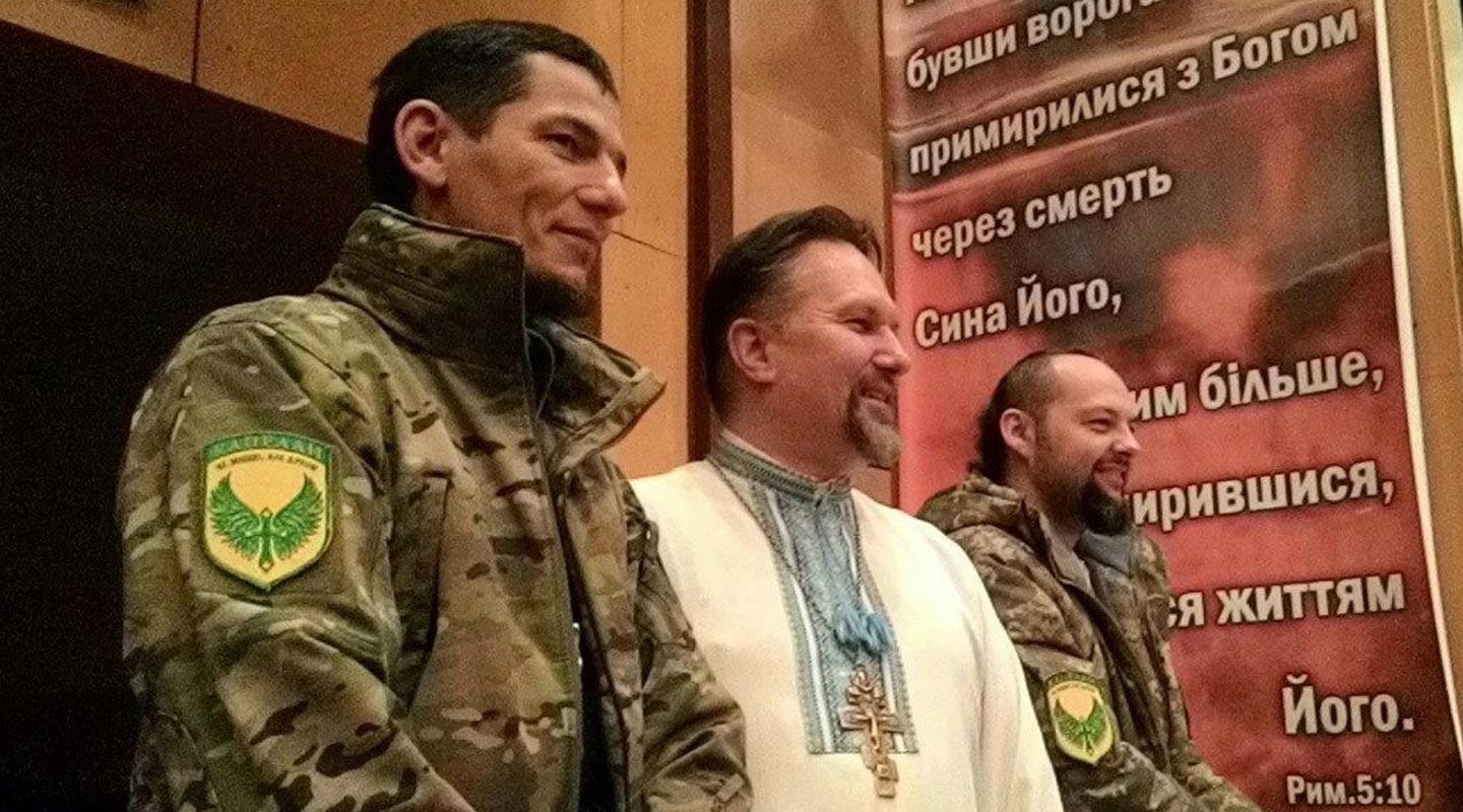 Сергей Журавлев (в центре) с откомандированными им в "Правый сектор" капелланами Александром Головченко (слева) и Владимиром Ризником (справа). Украина, январь 2015 года. Фото: vk.com/Владимир Ризнык