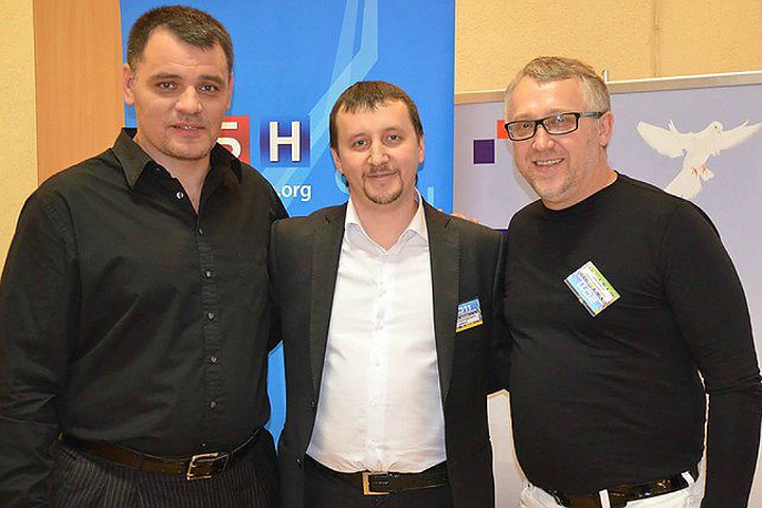Сергей Киреев (в центре), «пастор» Геннадий Мохненко (на фото слева) не только роет окопы в Мариуполе «для защиты от российской армии», но и… тут особое внимание… публично говорит, что «готов ликвидировать Путина».