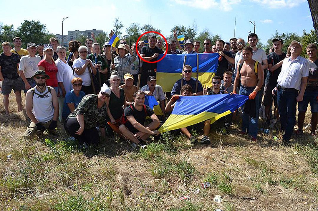«Пастор» Геннадий Мохненко на фото в центре.