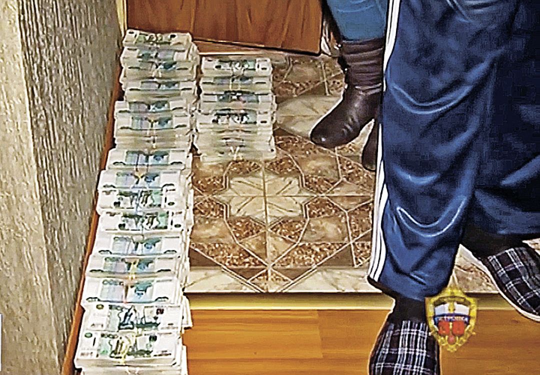При обысках в 2014 году в квартирах Попова нашли 219 миллионов рублей и 150 тысяч долларов. Фото: Оперативная съемка