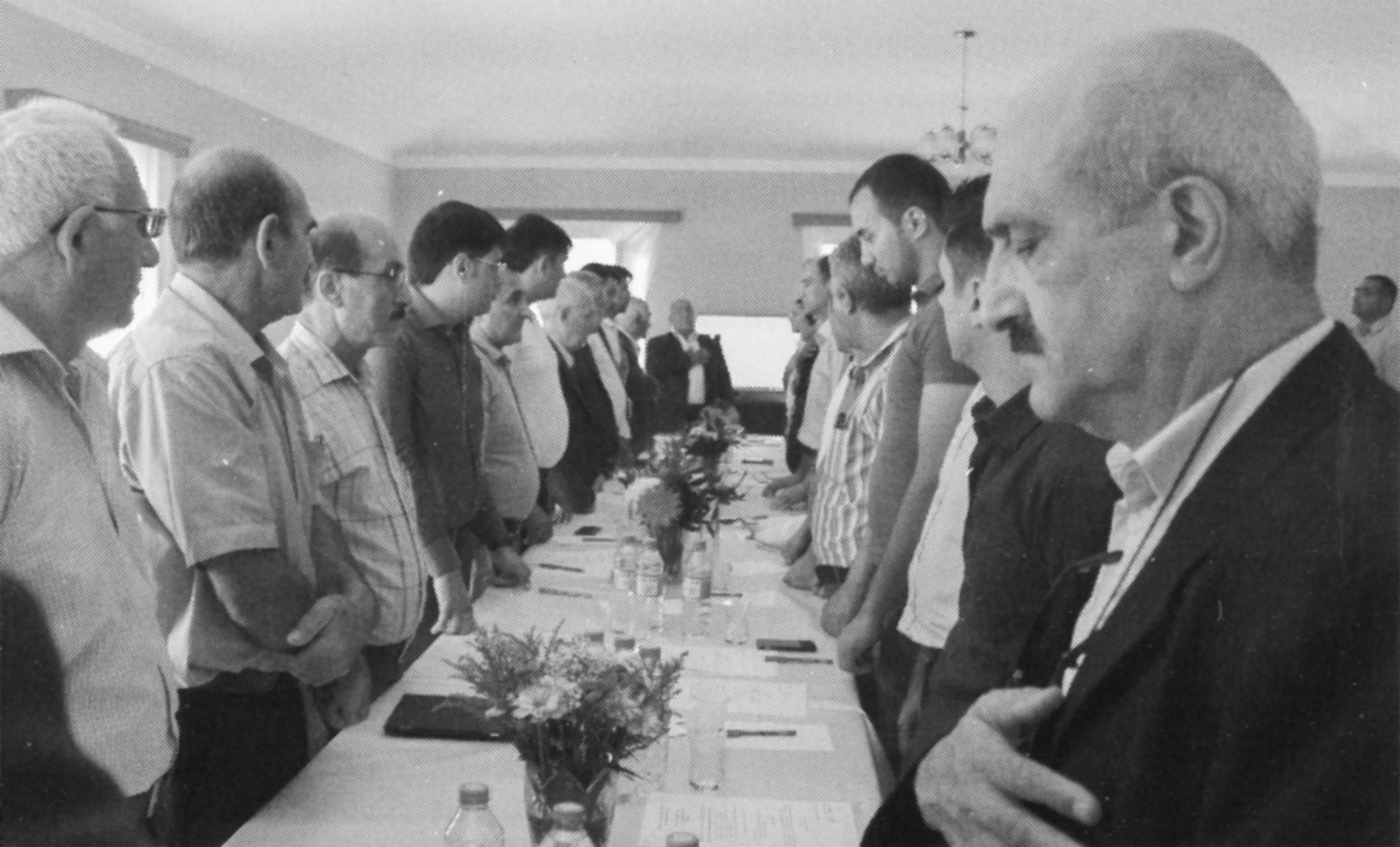 Члены религиозной секты "Оджаг". © FOTO: ОТСКАНИРОВАННАЯ СТРАНИЦА ЖУРНАЛА İNAM EVI