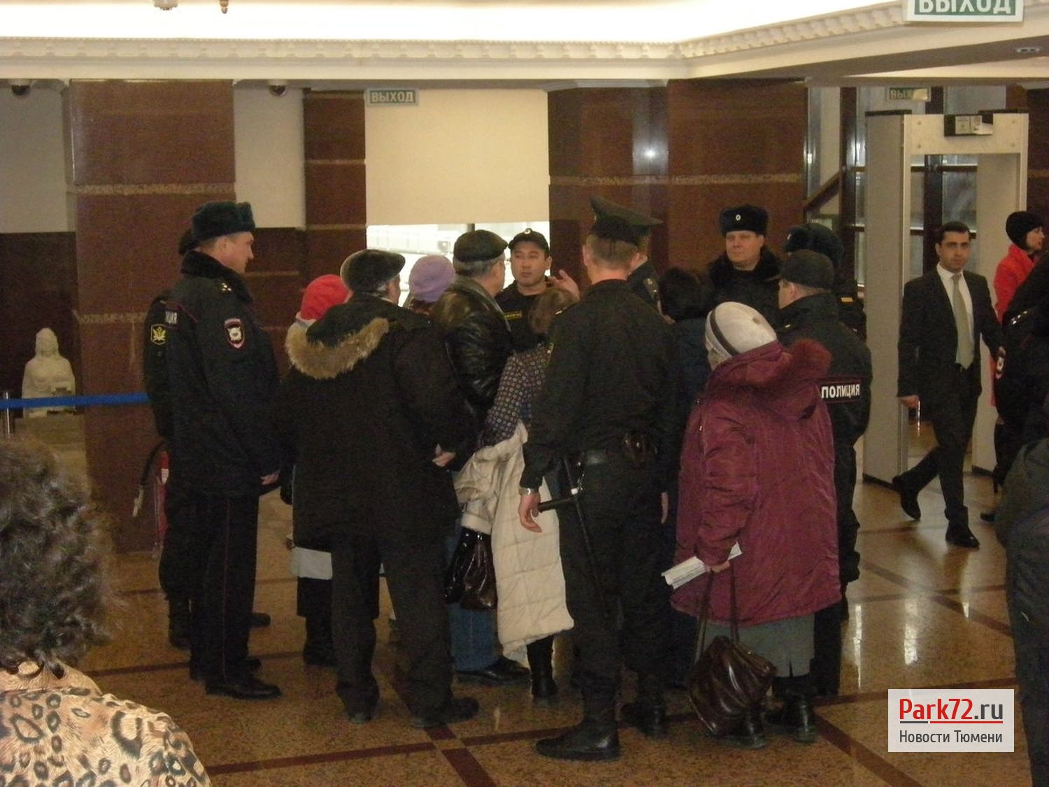 Разгоряченных «вольцев» в суде усмиряли приставы и полицейские