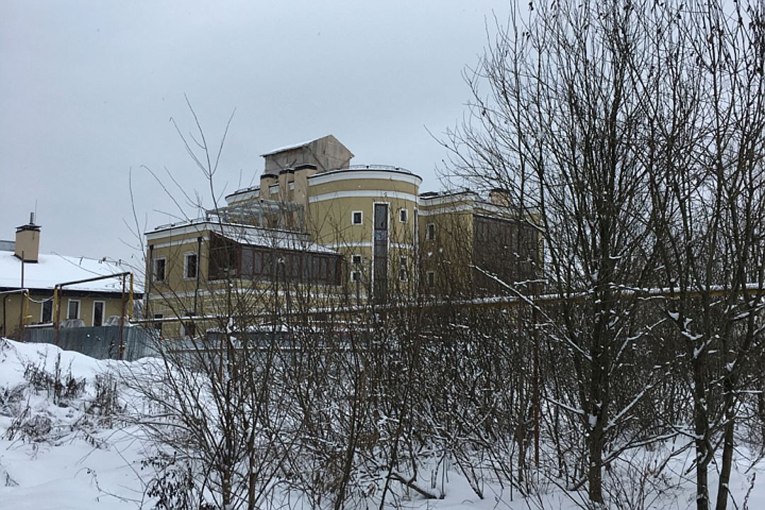 Трехэтажный особняк в деревне Часцы знает каждый таксист. Фото: Наталья ВАРСЕГОВА