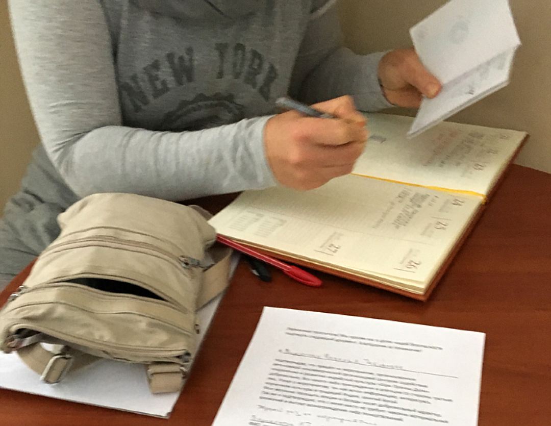 При входе в дом Пракаша у нашей Натальи Варсеговой попросили паспорт, переписали данные в тетрадь и заставили подписать бумагу о добровольном присутствии. Фото: Наталья ВАРСЕГОВА