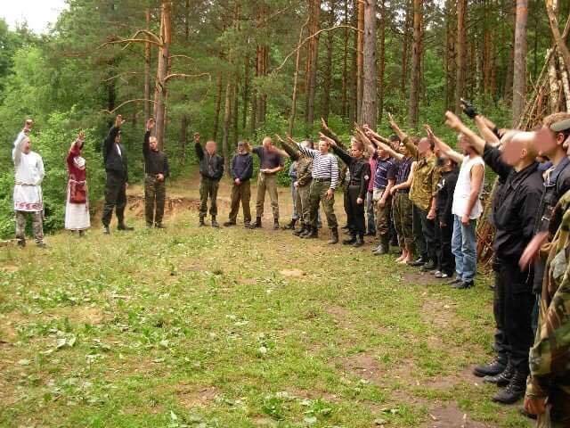 Публикуемое фото сделано в 2007 году в лесу под Минском: вскинув руки в нацистском приветствии, стоят участники языческой антисемитской секты «Схорон Еж Славен» — они отмечают бракосочетание пары своих соратников (на фото слева).