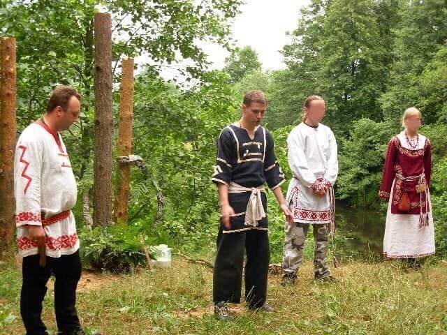 На следующем публикуемом фото Лущ в этой же компании и синей одежде, рядом с ним все те же «молодожены».