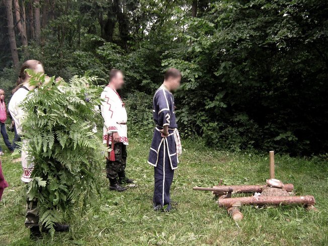 На публикуемом фото — одно из «капищ», перед ним стоит Лущ (лицо на фото размыто). Это фото более свежее, чем представленное выше со «свадьбы», — с другого мероприятия «Схорон Еж Славен» в 2009 году