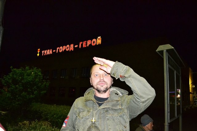Вот он - носитель "истины", кривляется на фоне звезды-героя