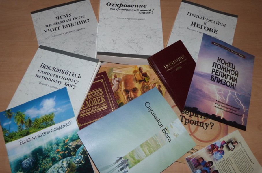 «Свидетели Иеговы» закинули свои книги в bookcrossing у тульского Кремля