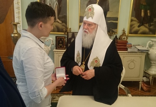 На днях Филарет встретился с Надеждой Савченко и вручил ей награду. Какую, неизвестно.