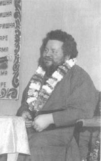 о.Олег Стеняев с кришнаитским венком на шее. (Фото из журнала "Кришнаиты в России)