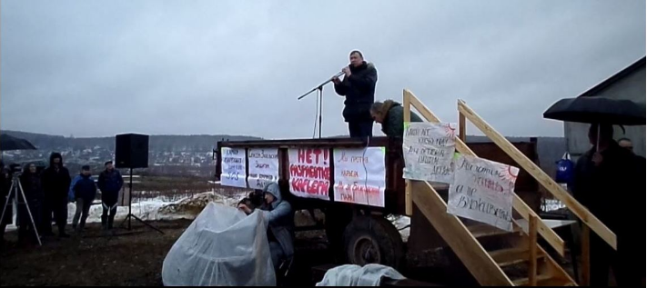 Жители полевского поселка Зюзельский просят защиты у православного духовенства