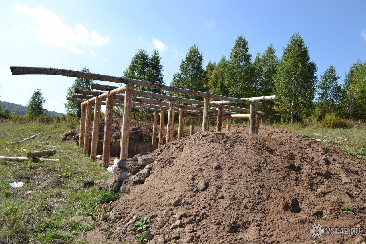 На фото: землянки в деревне Бердовка (кадры 2012 года)