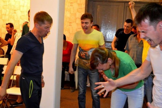 Под воздействием специальных психологических техник адепты сект со временем теряют свою личность. Фото: Из личного архива Николая Каклюгина