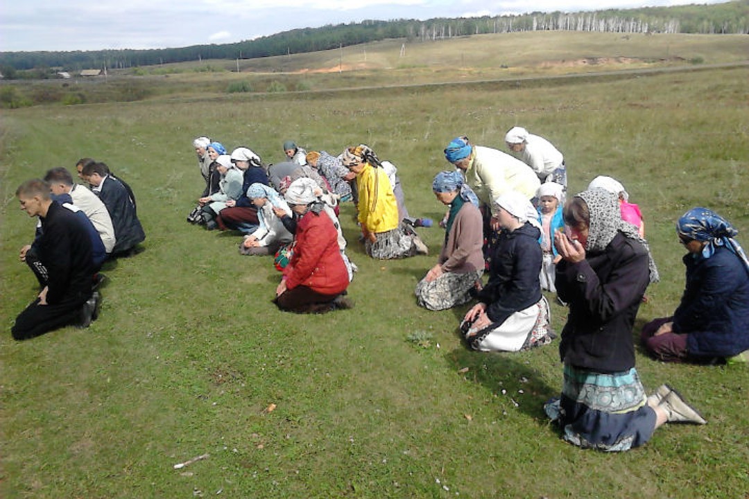 На адептов, падающих на колени у каждой кочки, смотрели как на дураков
