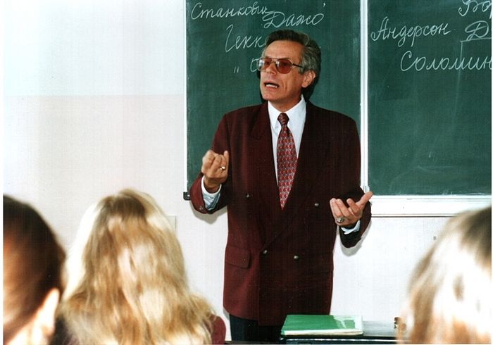 Лев Семенов читает лекцию