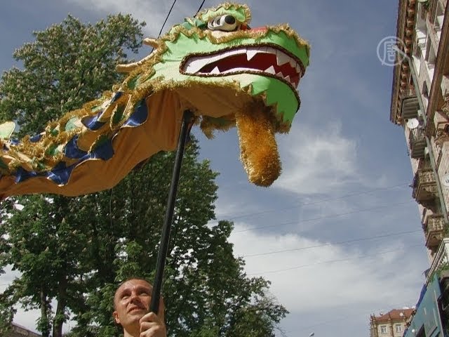Активисты из запрещенной секты устроили перфоманс с драконами у посольства КНР в Киеве