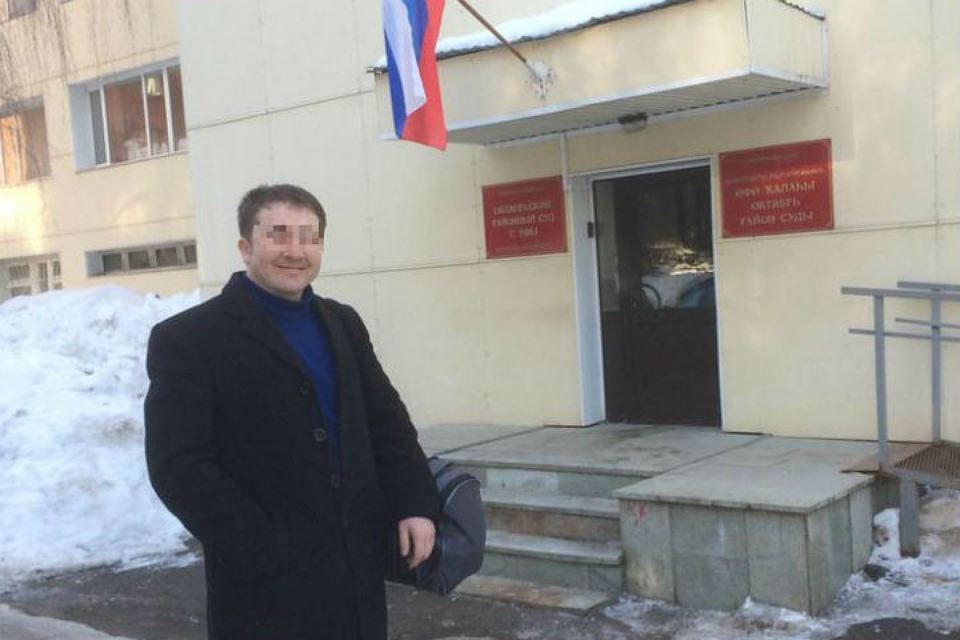 На фото - один из фигурантов уголовного дела, перед судом. Он получил условный срок за организацию экстремистского сообщества, но - как и другие четверо - обжаловал приговор. Фото: соцсети