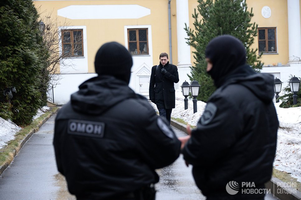 Сотрудники правоохранительных органов проводят обыск в московском Международном центре Рерихов в Москве. 7 марта 2017. © РИА Новости. Максим Блинов