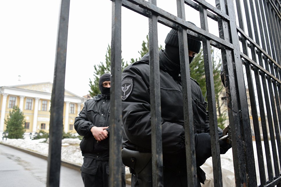 Сотрудники правоохранительных органов проводят обыск в московском Международном центре Рерихов в Москве. 7 марта 2017. © РИА Новости. Максим Блинов