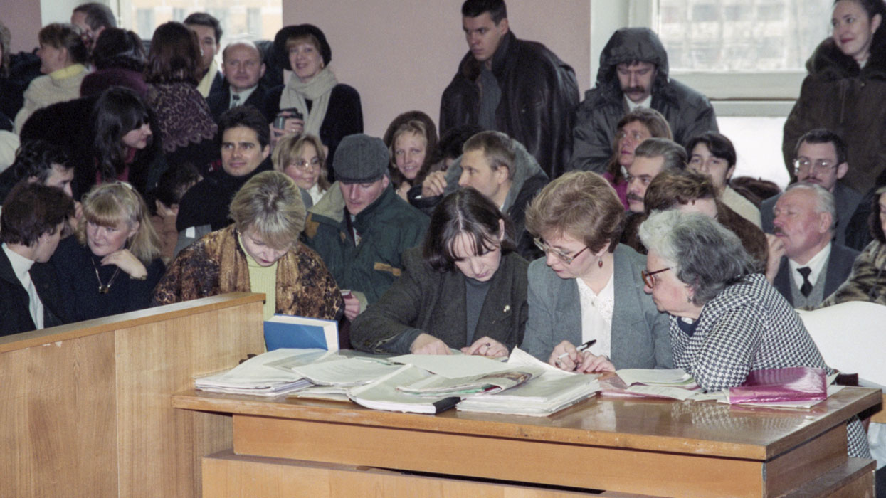 Слушания по делу о запрещении религиозной организации "Свидетели Иеговы". (18.11.1998)  Фото: Панов Алексей/Фотохроника ТАСС 