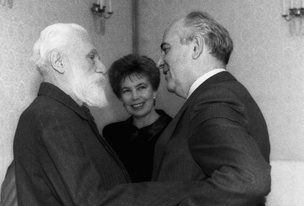 Встреча Михаила Горбачева (справа) и его супруги Раисы Горбачевой со Святославом Рерихом. Фото: ТАСС