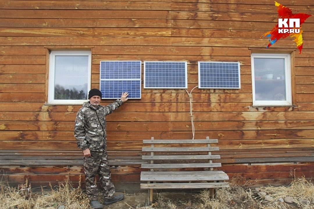 Председатель деревни Евгений Буркевич показывает солнечные батареи, от которых в каждом доме есть электричество. Фото: Дмитрий НИСИФОРОВtrue_kpru