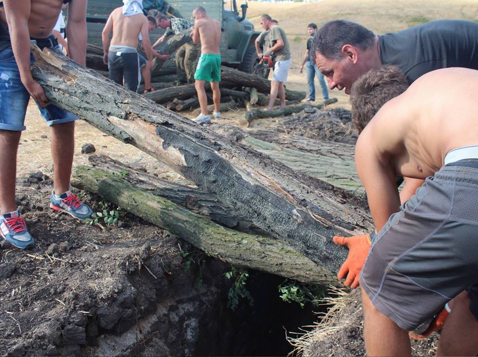 В Мариуполе «благотворительный фонд» заставил беспризорников рыть окопы для ВСУ