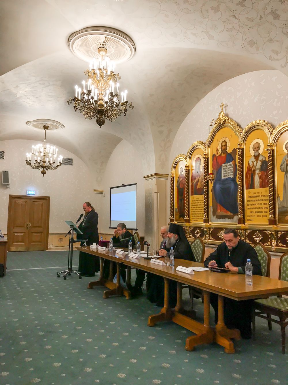 Особенности сектантского движения в России и противодействие ему рассмотрели на заседании секции в Храме Христа Спасителя