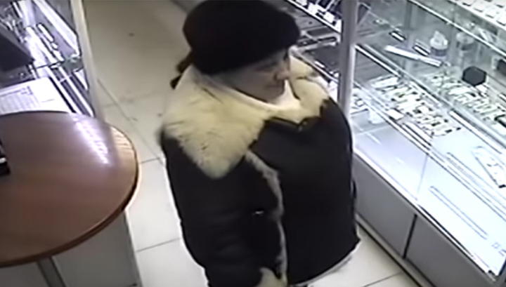 Снимала порчу: появилось видео с обчистившим ломбард экстрасенсом